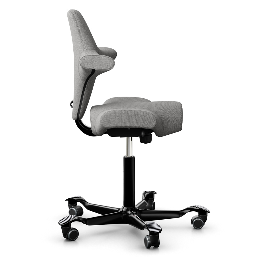 HAG CAPISCO 8106 Stoff Cura hellgrau mit Sattelsitz - Gestell schwarz - Seitenansicht