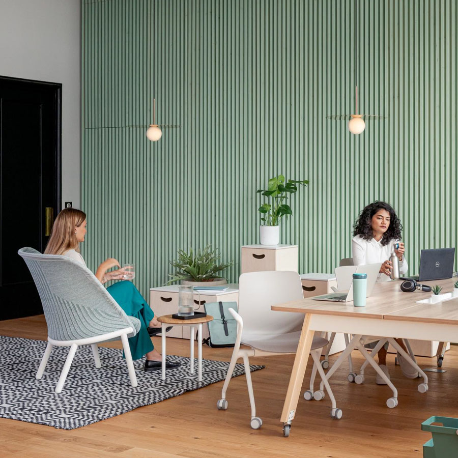 Haworth Cardigan Lounge | Strick hellgrün | Gestell weiß