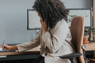 glossarbild-arbeiten mit 2 bildschirmen