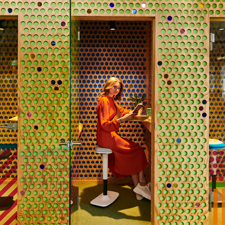 Trendoffice to-swift (SW 9299) Stehsitz Pendelhocker - weiß - Beispielbild 3