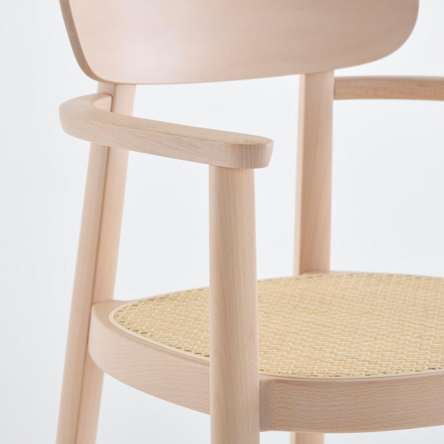 THONET 118 FV Holzstuhl mit Armlehnen | Rohrgeflecht-Sitz | Buche gebeizt aufgehellt | Nahaufnhame