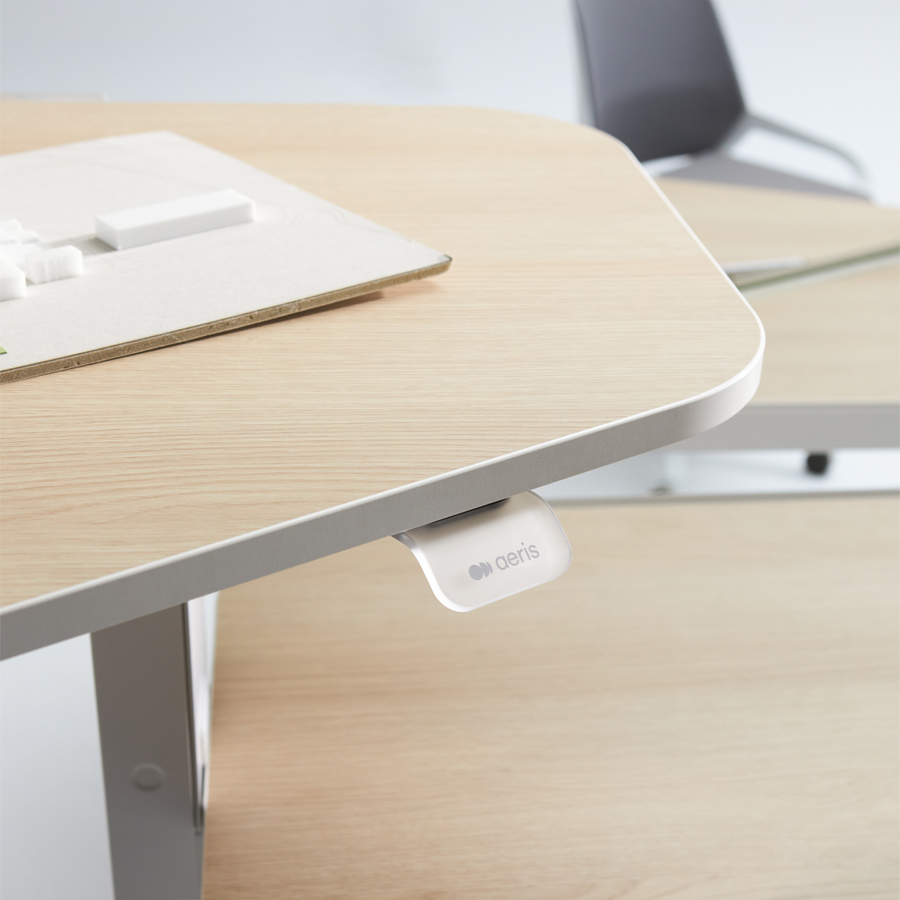 Aeris Active Office Desk - Platte Eiche natur - Kante weiß - Detail Hebel el. Höhenverstellung