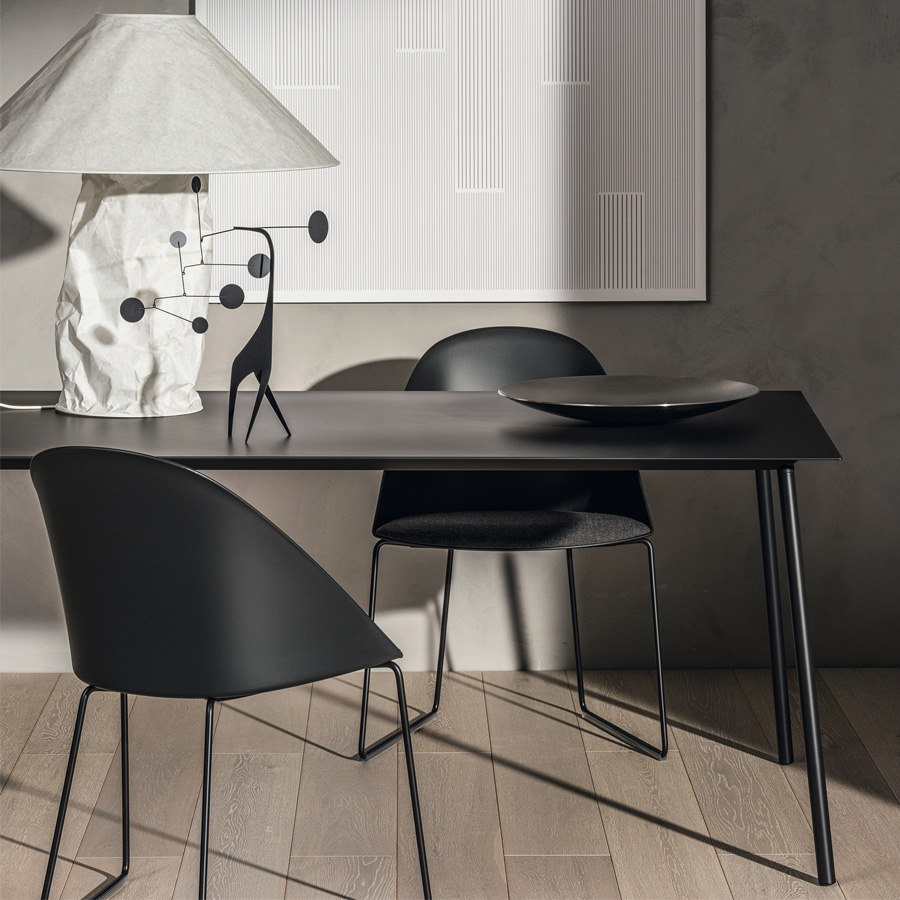Arper Onemm Tischplatte schwarz mit Gestell aus Stahl, schwarz lackiert