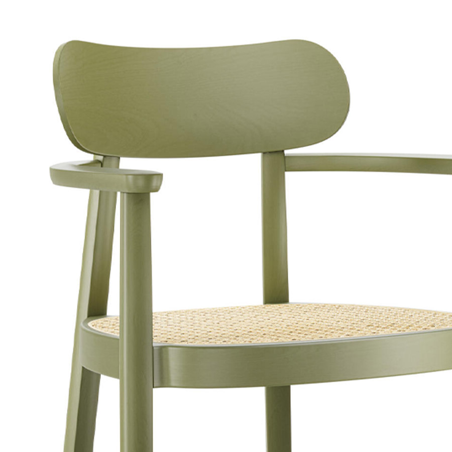THONET 118 FV Holzstuhl mit Armlehnen | Rohrgeflecht-Sitz | Buche gebeizt olivgrün | Nahaufnahme
