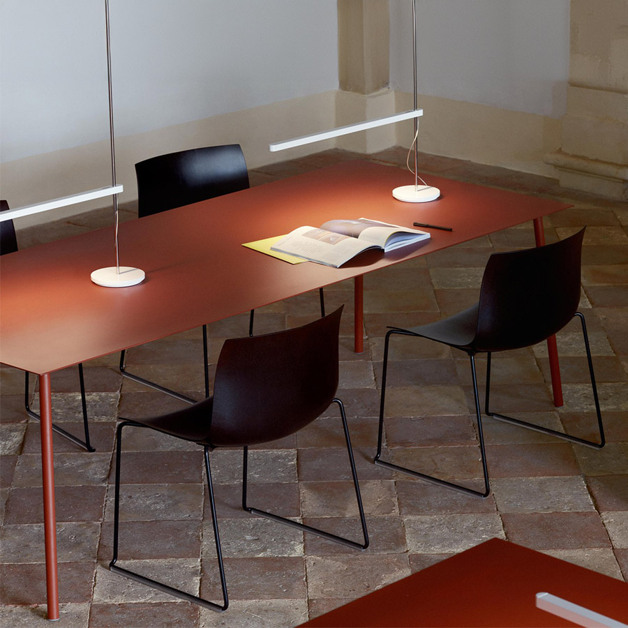 Arper Onemm Tischplatte rot, Gestell Stahl, rot lackiert