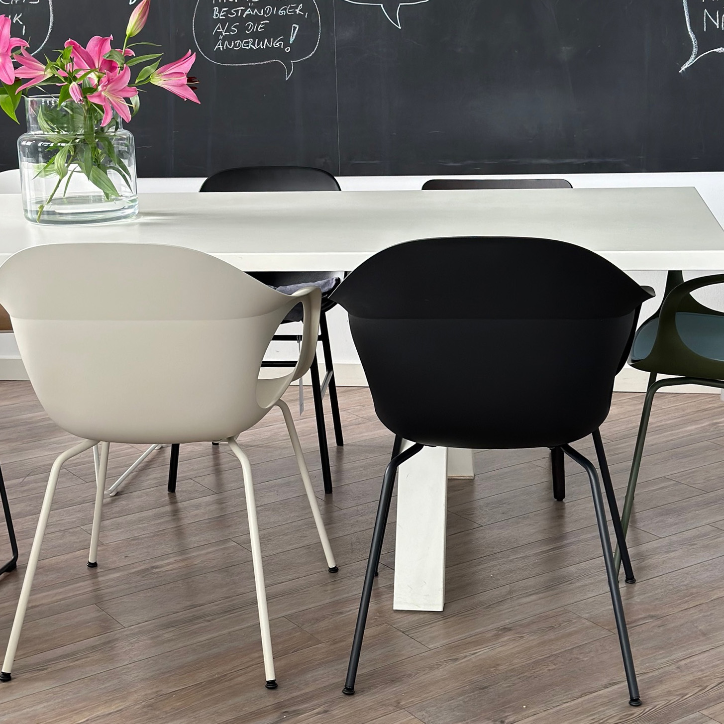 Kristalia ELEPHANTINO Stuhl mit Vierfußgestell Farbe elfenbein und graphit