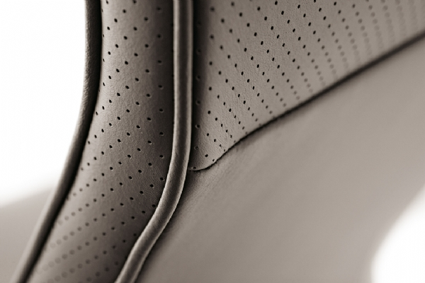 Perforiertes Leder an den Seiten und oben