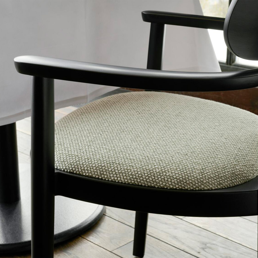 THONET 118-Reihe Holzstuhl mit Armlehnen | Beispielbild Sitzbezug Sahco Safire 006