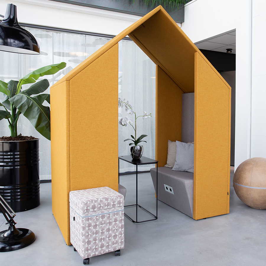 Götessons Open Hut gelb mit Sofa