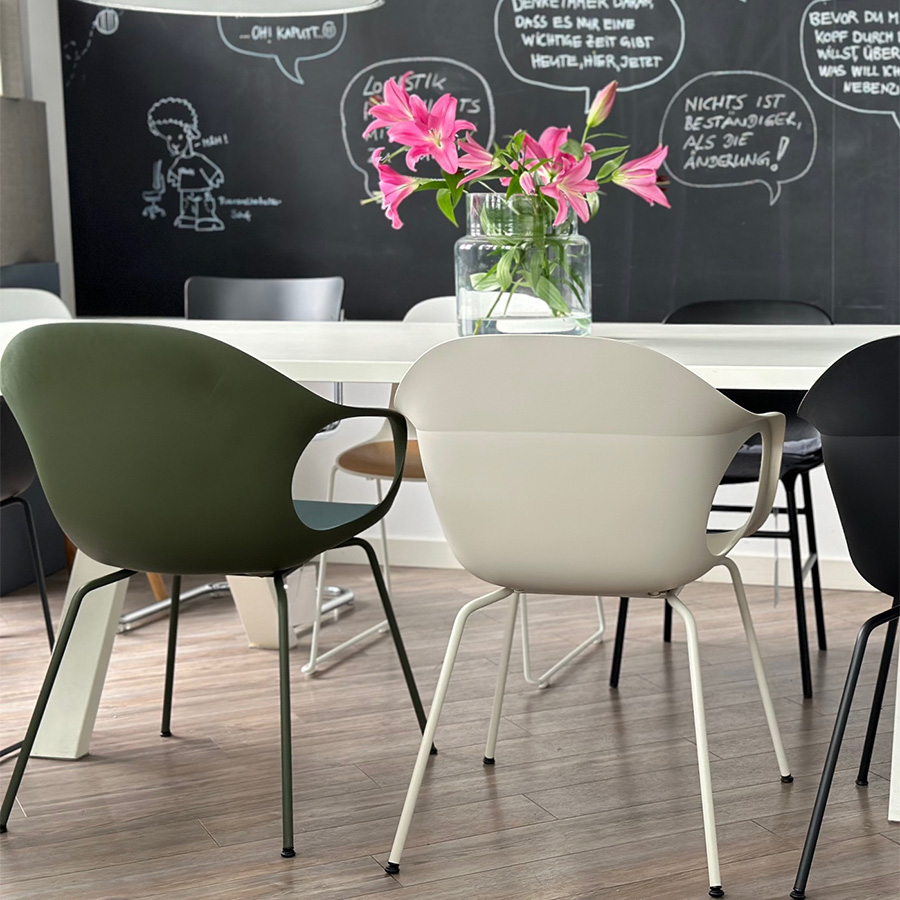 Kristalia ELEPHANT oliv und ELEPHANTINO Stuhl mit Vierfußgestell Farbe elfenbein und schwarz