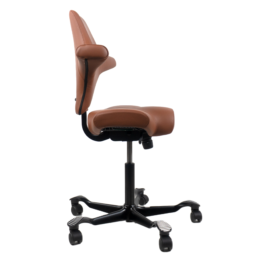 HAG Capisco 8106 - Leder Paloma Soft 5504 coffee - Gestell schwarz - Sitzfläche ganz hinten