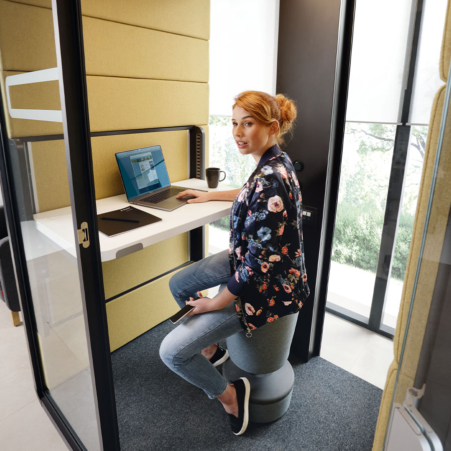 Hushoffice Hushwork.sit&stand Akustikbox konfigurierbar in Wool Mustard
