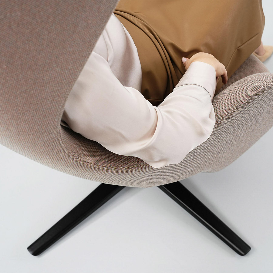 narbutas Sandie Loungesessel mit Fußkreuz in Schwarz Beispielbild