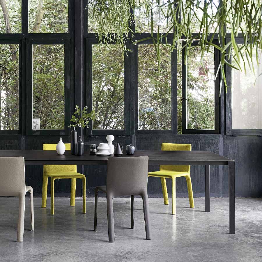 Kristalia Thin-K Aluminium Esstisch | Beispielbild zeigt schwarz offenporig (nur indoor)