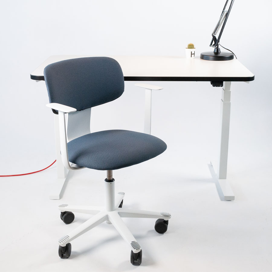 Schreibtisch NewWORK weiß & HAG Tion 2160 Cura blau seitlich