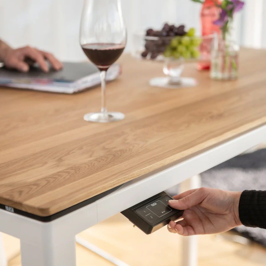 Yaasa Desk Four Tisch Gestell weiß, Tischplatte Eiche natur Massivholz mit ausklappbaren Bedienelement