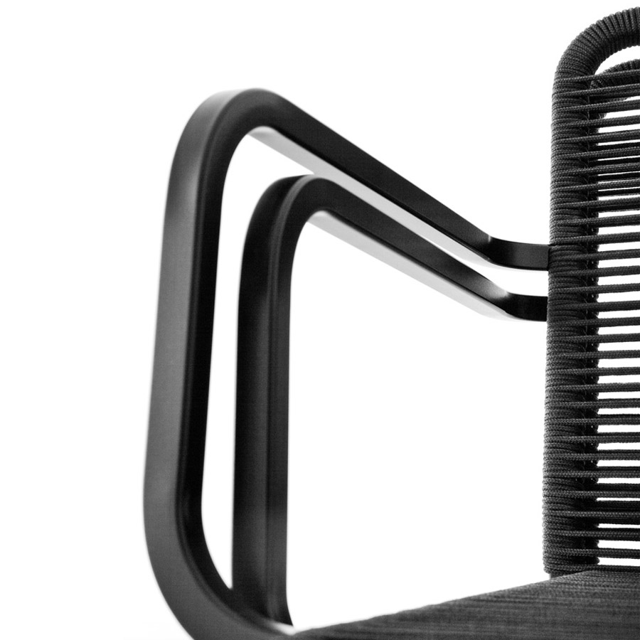 lapalma ARIA S43 Gartenstuhl | Sitfzfläche schwarz | Nahaufnahme Armlehnen