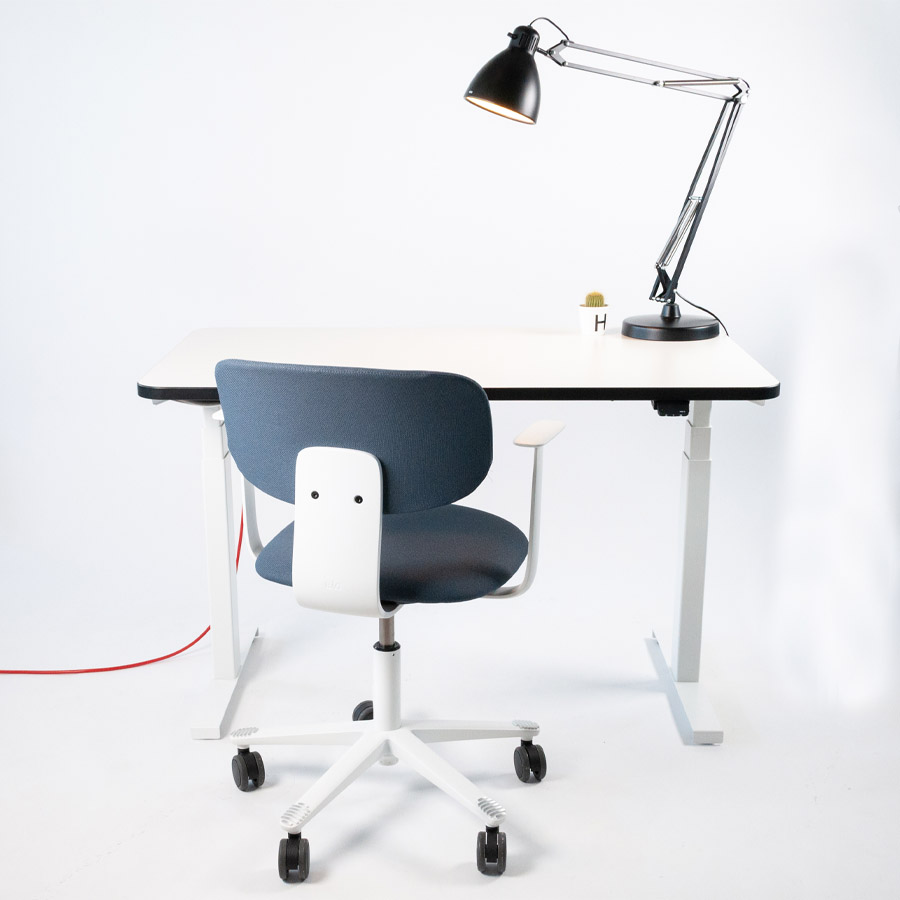 Schreibtisch NewWORK weiß & HAG Tion 2160 Cura blau - Rückansicht