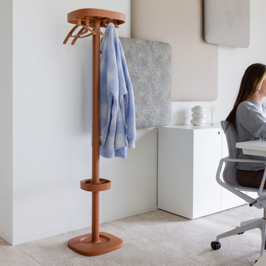 Cascando Plus Garderobenständer | Kleiderbügel und Haken | Schirmständer | Farbe Braun | Beispielbild