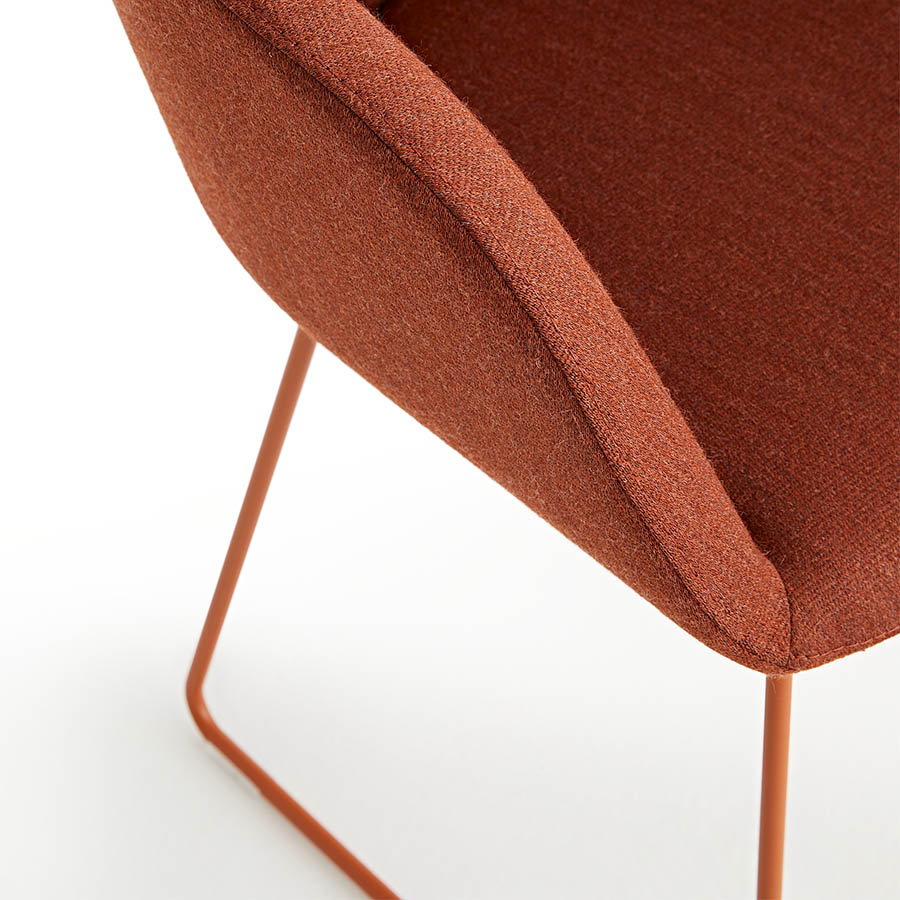 Noti Paxt Soft mit Stoff Mood 5101 Rot und Kufengestell RAL 3013 Coral