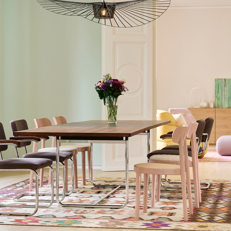 THONET 118 Holzstuhl | Rohrgeflecht-Sitz | Hochglanzlack altrosa | Beispielbild