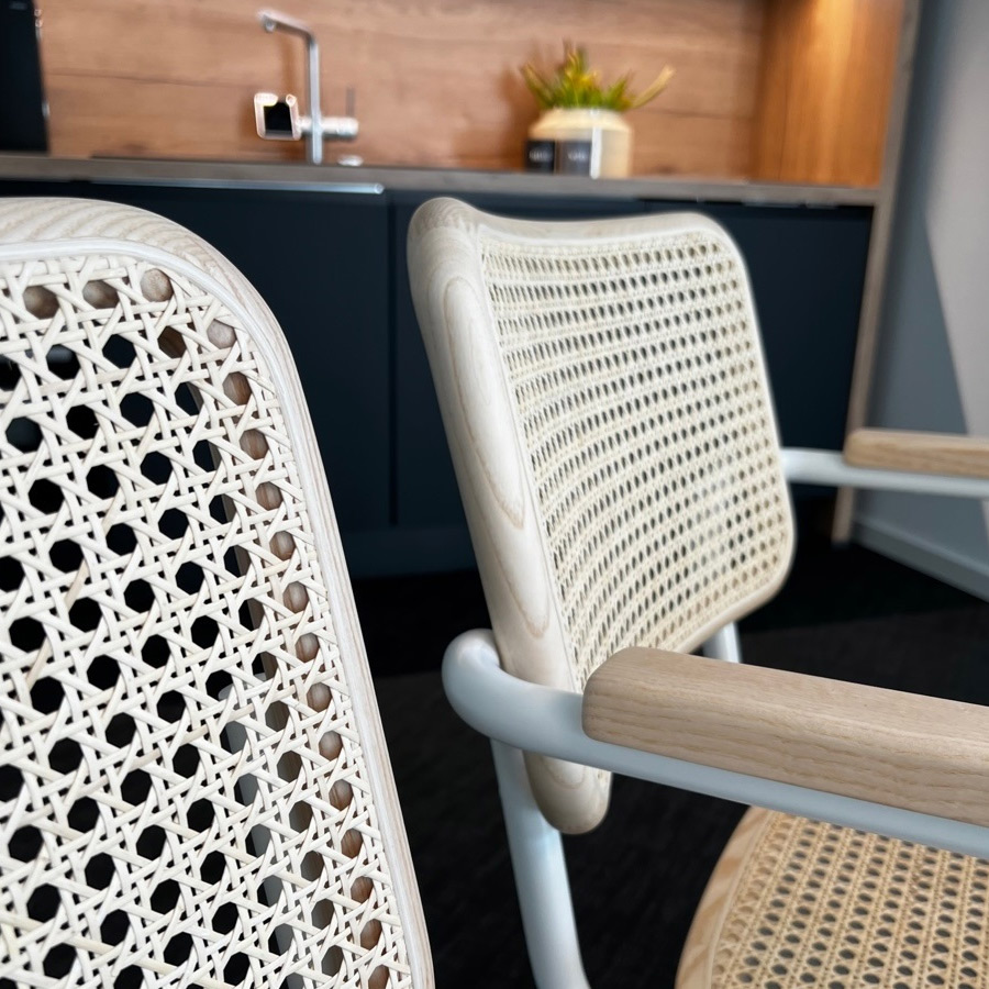 THONET Stahlrohr-Freischwinger S 32 weiß lackiert Esche Pure Materials