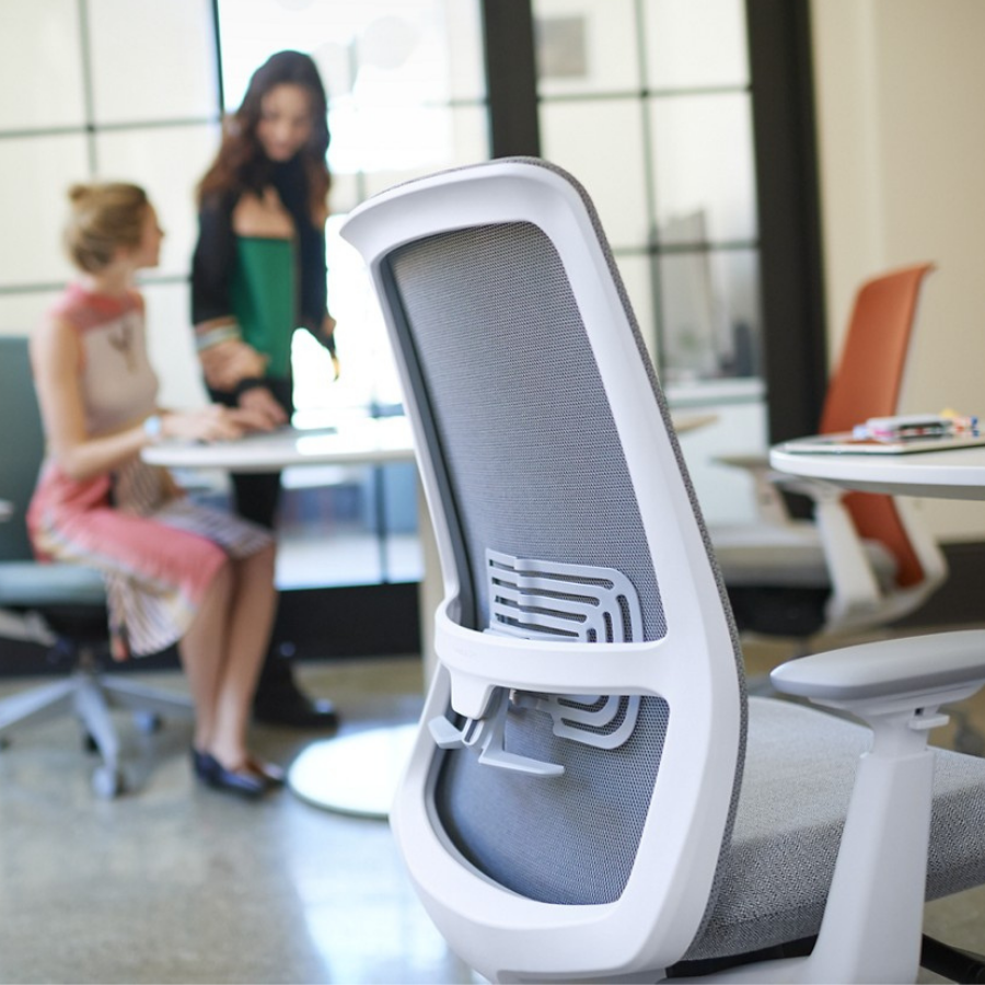 HAWORT Soji Bürodrehstuhl grau mit Netzrücken - Beispielbild