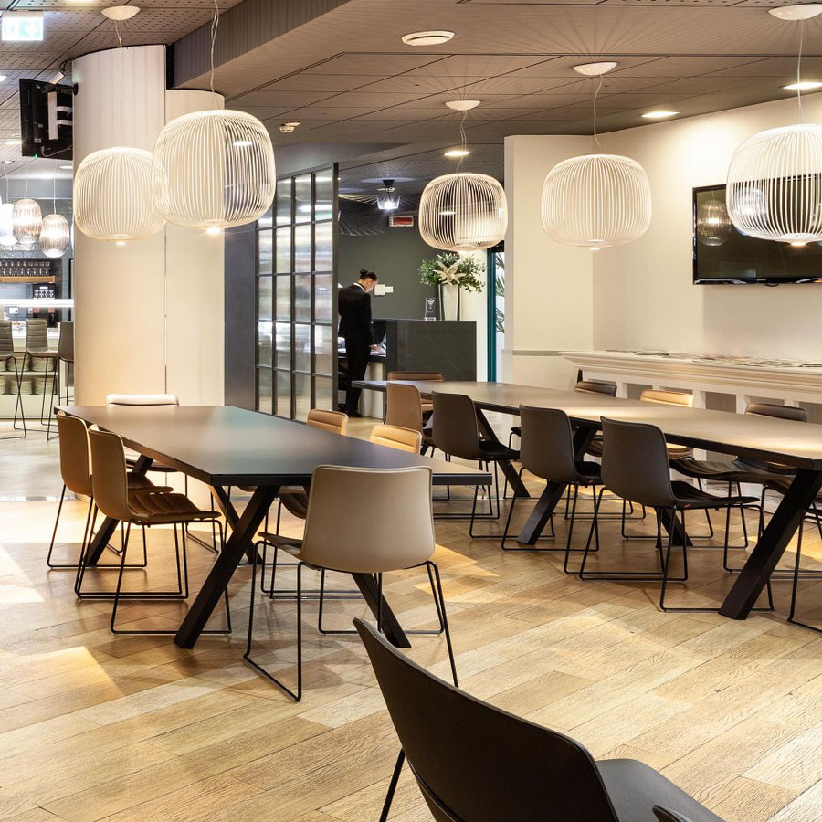 Arper Cross Tisch Höhe 74 cm in Fenix schwarz