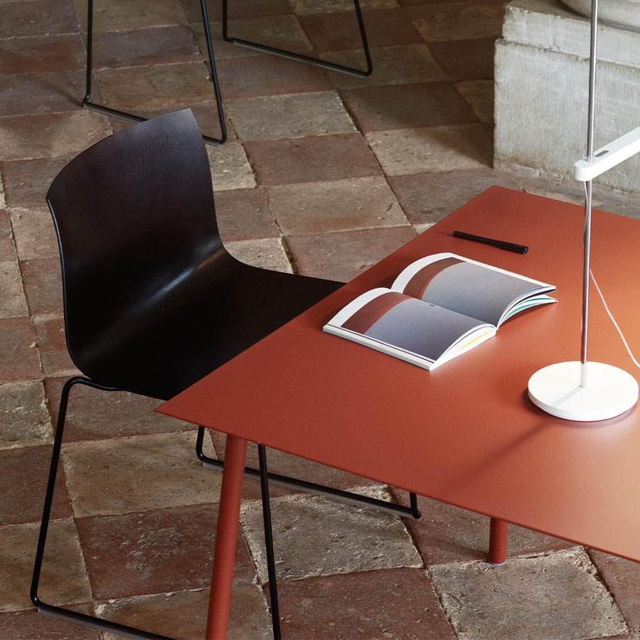 Arper Onemm Tischplatte rot, Gestell Stahl, rot lackiert