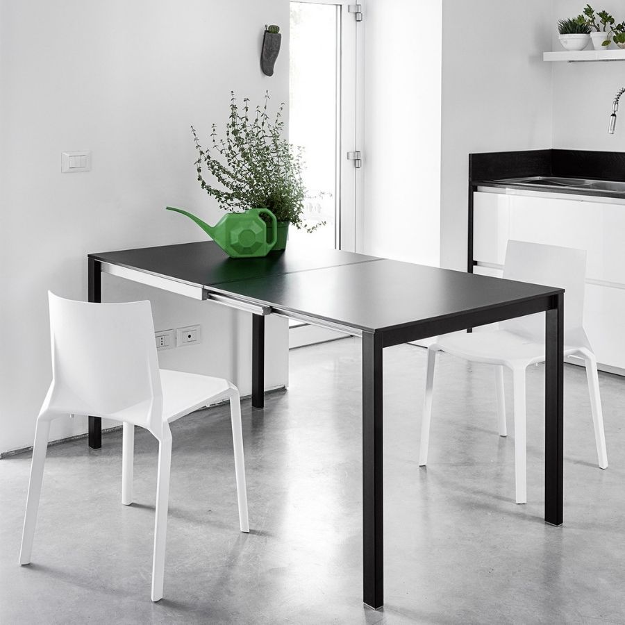 Kristalia PLANA Stuhl mit Vierfußgestell weiß - Beispielbild in der Küche