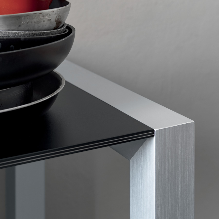 Kristalia Sushi Esstisch - Tischbeine Aluminium eloxiert - Beispielbild