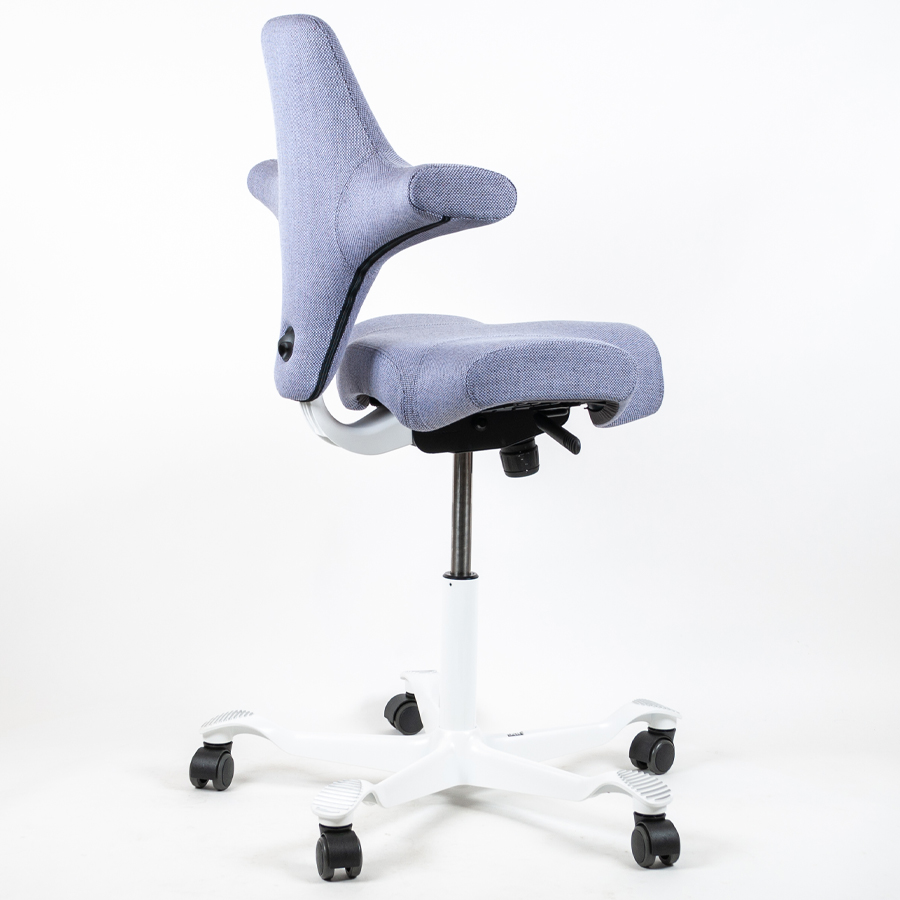 HAG CAPISCO 8106 Stoff Re-wool 0658 taubenblau - Gestell weiß - seitliche Rückansicht