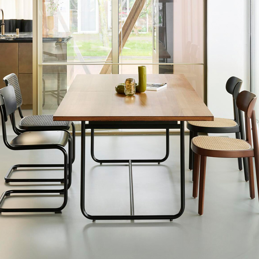 Thonet S 1072 Tischplatte Nussbaum geölt, Gestell tiefschwarz, Tischplatte eingezogen