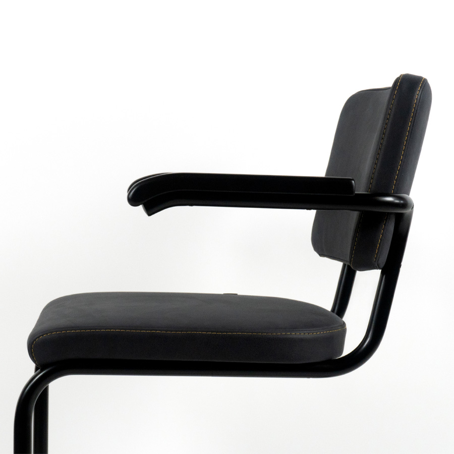 THONET Stahlrohr-Freischwinger S 64 PV | Polstersitz Nubukleder schwarz | Seitenansicht nah