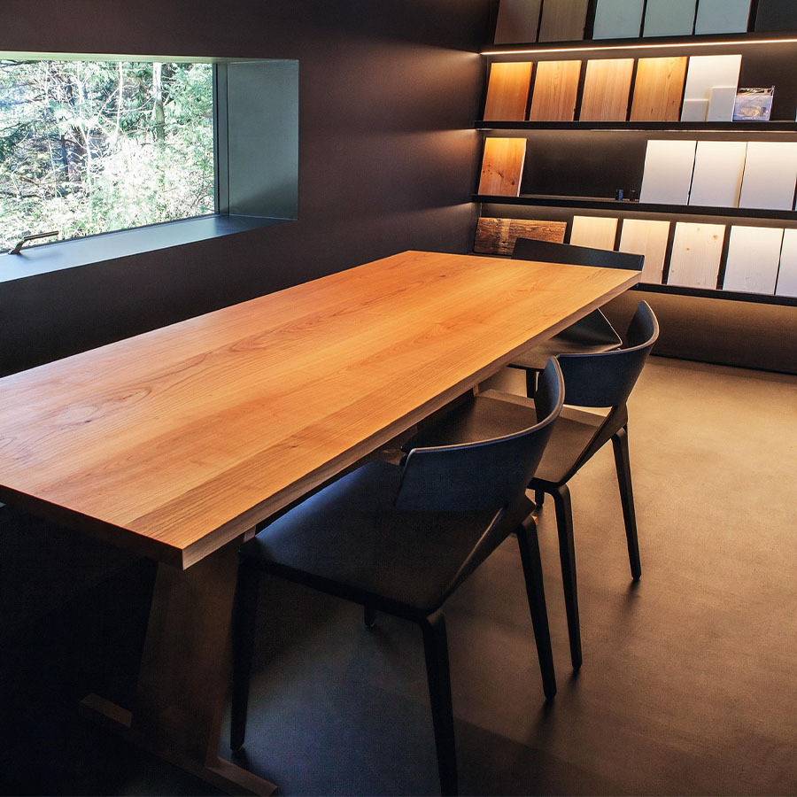 Arper SAYA 3701 Vierfuß Holzbeine - schwarz