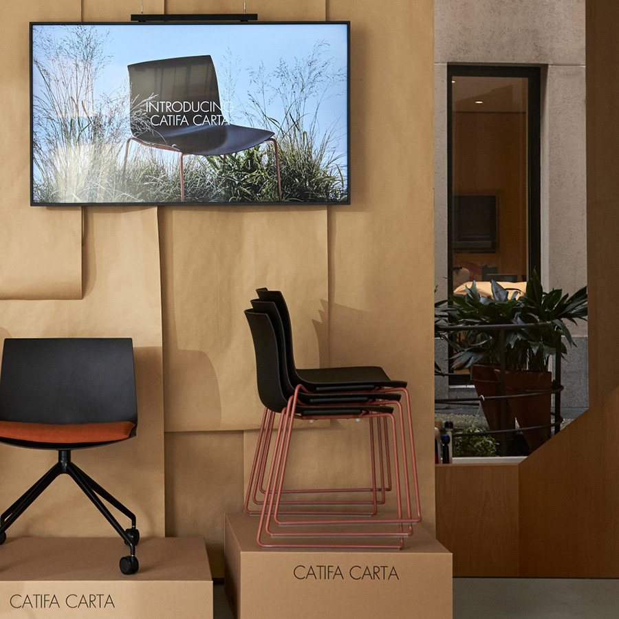 Arper Catifa Carta 3135 mit Kufengestell Schale Graphite und Gestell Farbe Rost