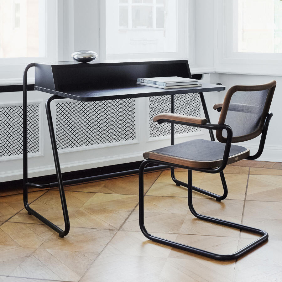 THONET Stahlrohr-Freischwinger mit Kunststoffnetzbespannung schwarz - Beispielbild (Ausführung mit Armlehne)