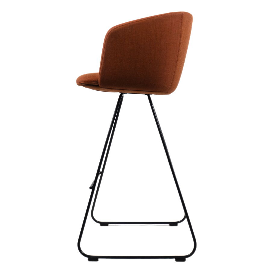 lapalma GLOVE Barhocker gepolstert mit Kufengestell | Bezug Canvas rostrot | Gestell schwarz | Seite