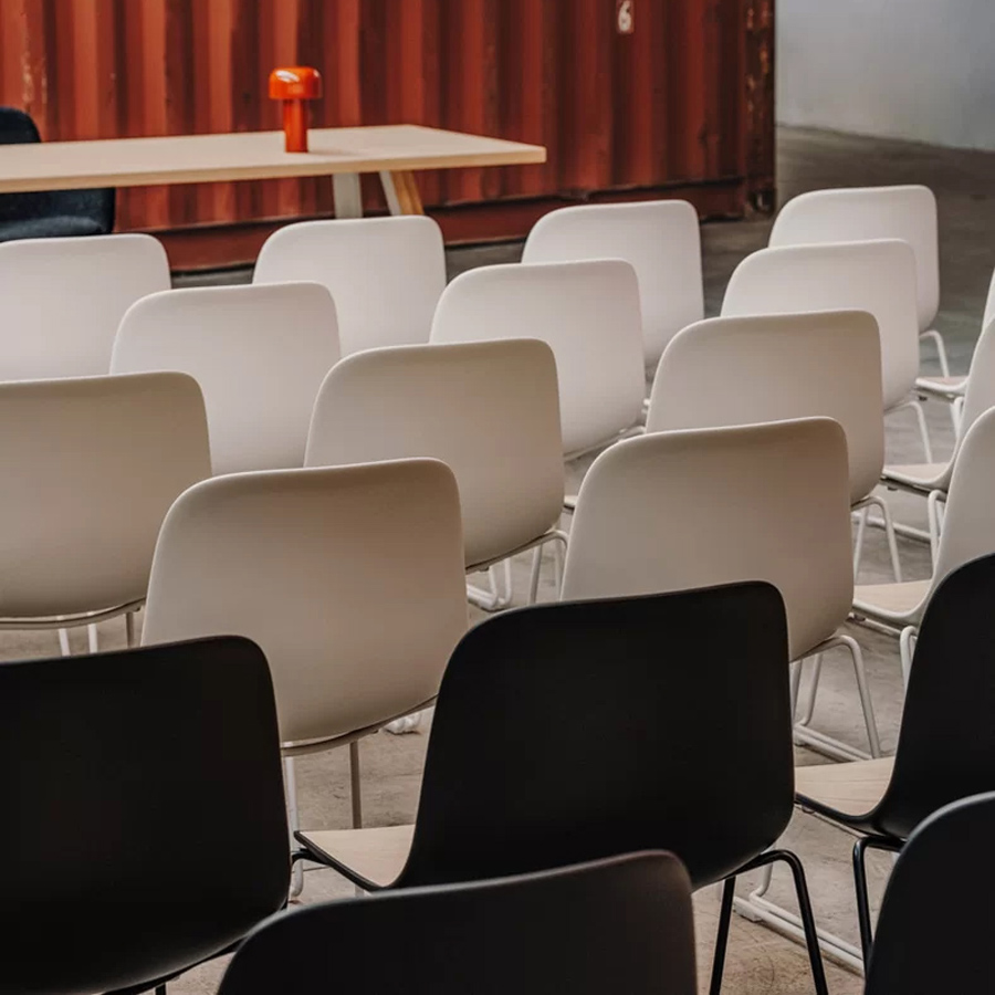 Lapalma SEELA Kufengestell weiß Sitzfläche Eiche gebleicht | Beispielbild