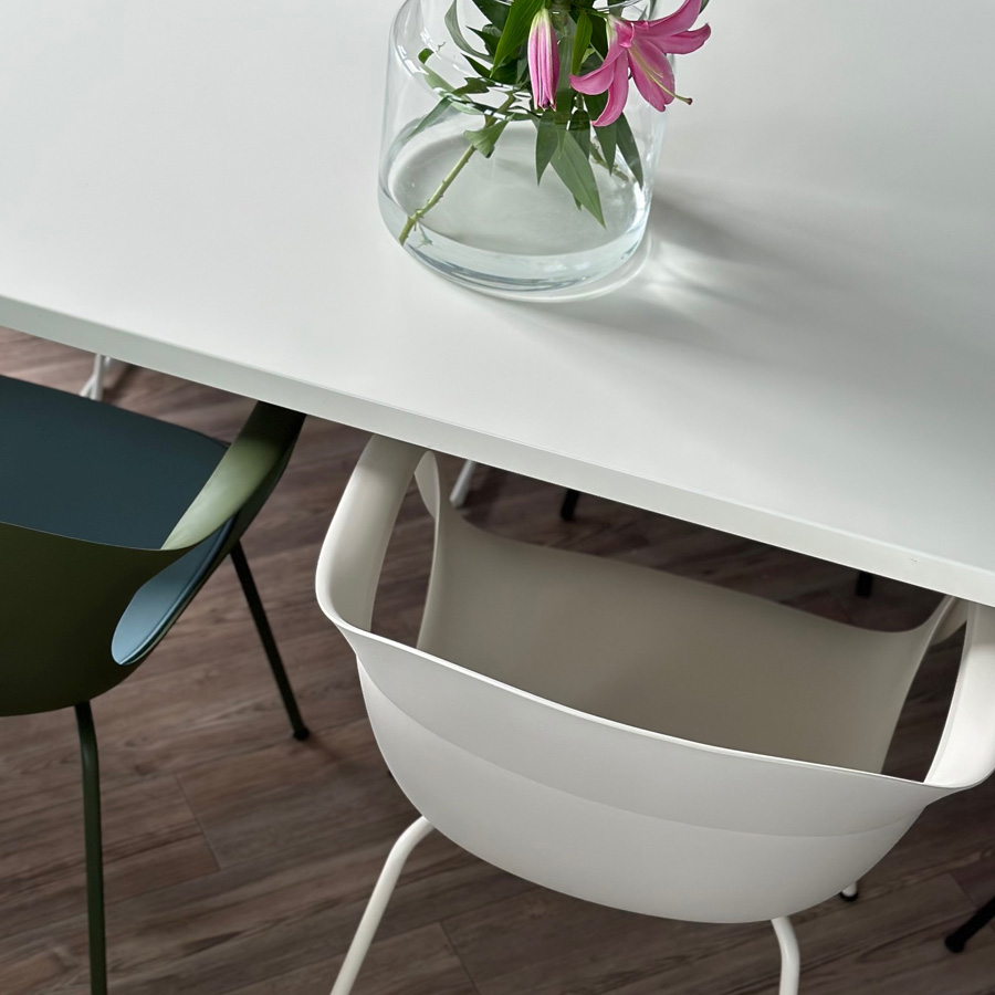 Kristalia ELEPHANTINO Stuhl mit Vierfußgestell Farbe elfenbein und schwarz