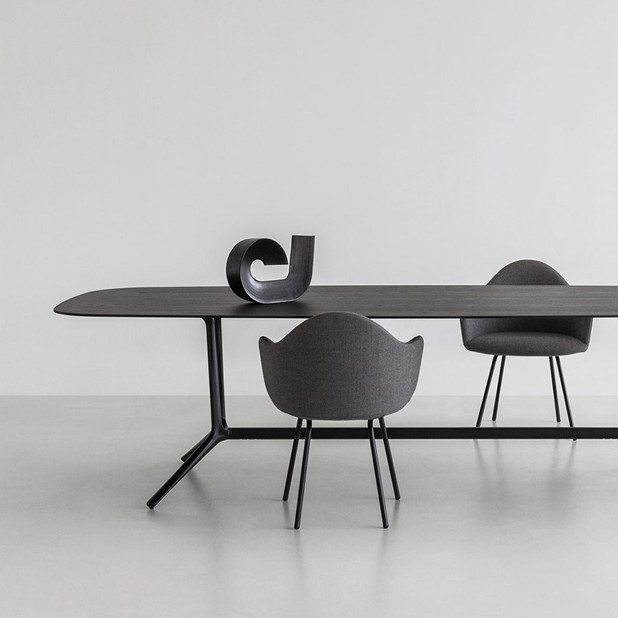 lapalma Trail Tisch Indoor | schwarz offenporig | rechteckige Platte | Beispielbild