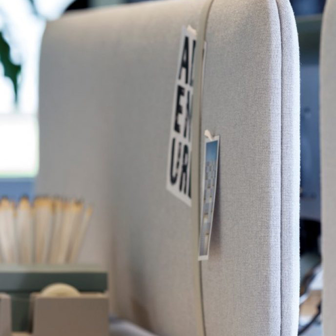 Cascando Pillow Desk Detail