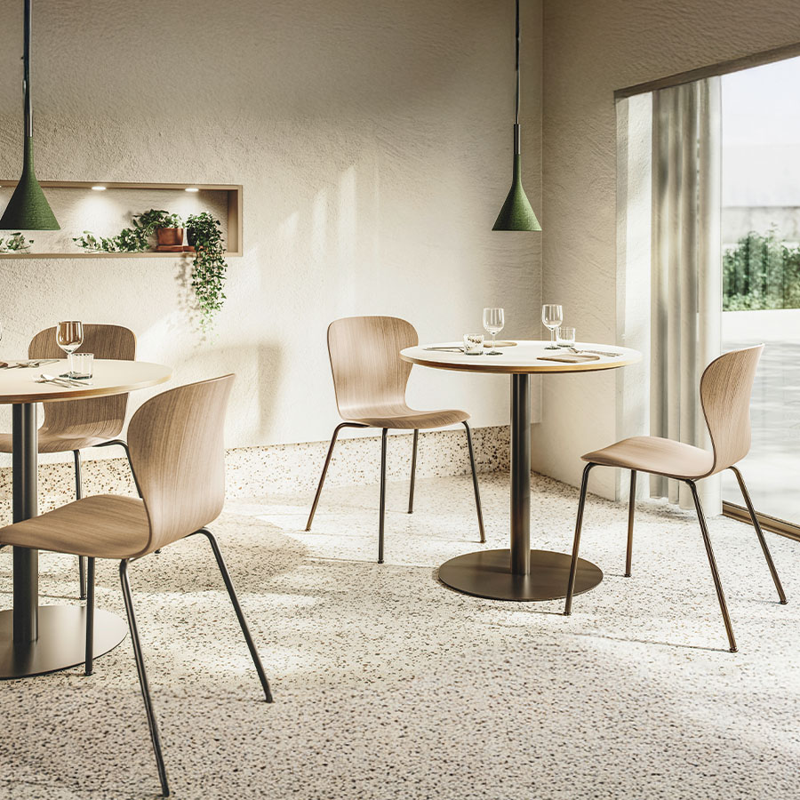 Thonet S 1123 Tischplatte Buche klar lackiert, abgerundete Tischplatte, Gestell schwarz