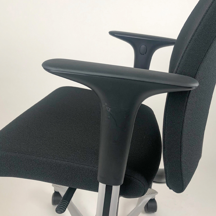 HAG Creed 6004 Bürostuhl mittelhohe Rückenlehne - Kratzer Armlehnen - Detailaufnahme
