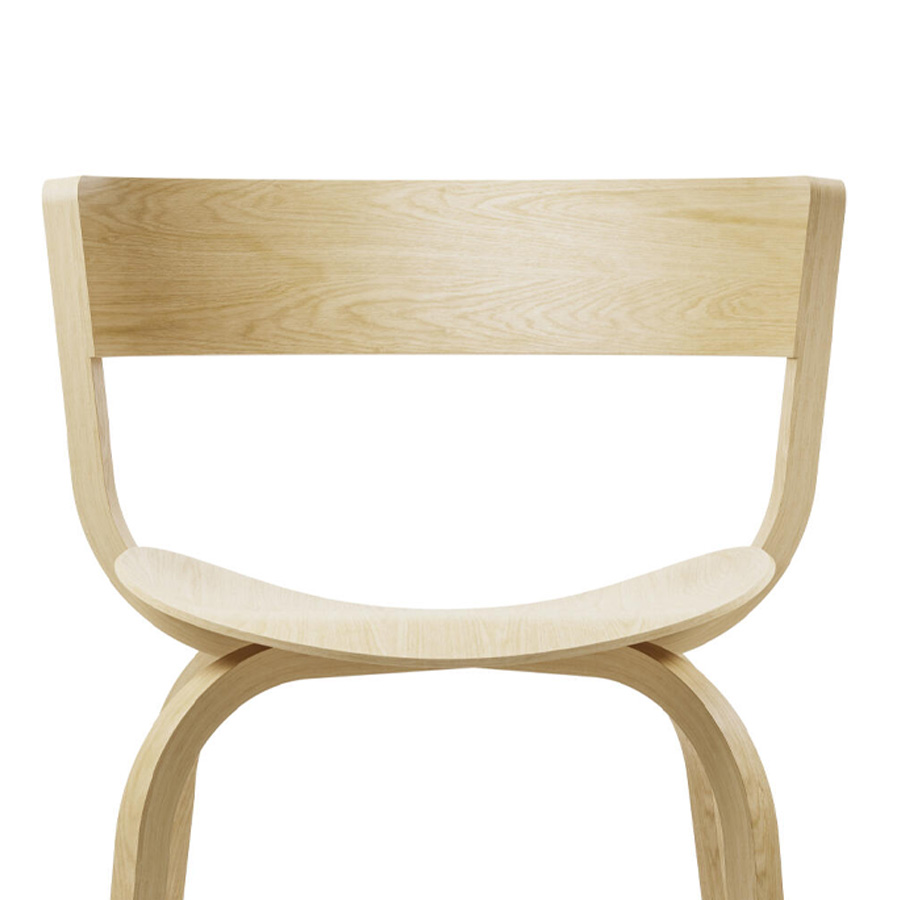 THONET 404 F Holzstuhl mit Armlehnen - Eiche klar lackiert - Frontansicht nah