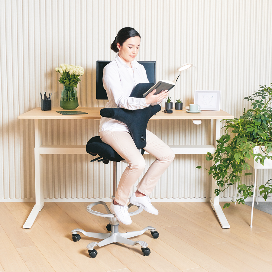 HAG Capisco Stehhilfe mit hoher Gasfeder 265 mm und Fußring - Beispiel 1