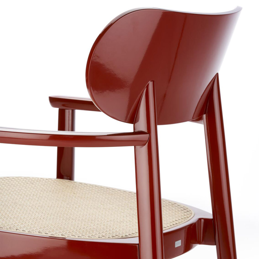 THONET 119 F Holzstuhl mit Armlehnen u. Rohrgeflecht-Sitz hochglanz dunkelrot - Nahaufnahme Rückenlehne