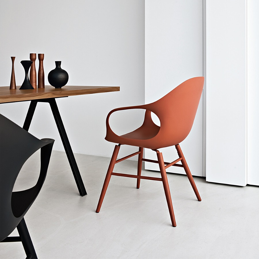 Kristalia ELEPHANT Stuhl mit Holzgestell terracotta und schwarz