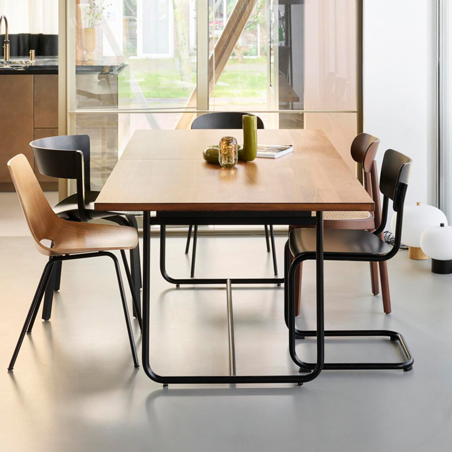 Thonet S 1072 Tischplatte Nussbaum geölt, Gestell tiefschwarz, Tischplatte eingezogen
