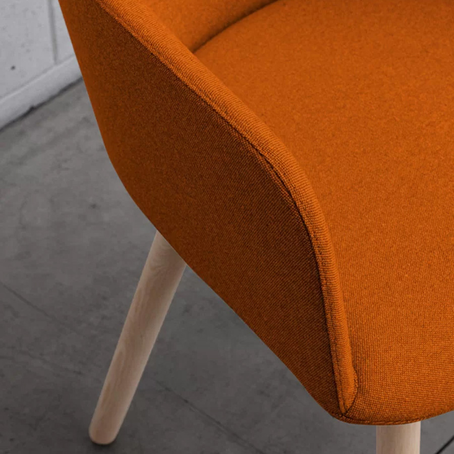 lapalma Edit S570 Gestell Esche natur - Bezug Jet 9404 - Nahaufnahme